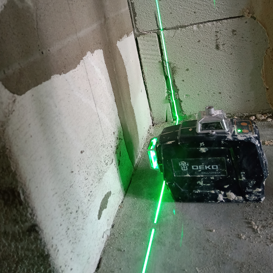 Лазерный построитель на 12 линий в работе