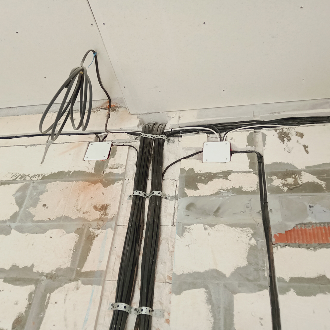 Монтаж электрики в 2-ух этажном доме с гаражом в Заре